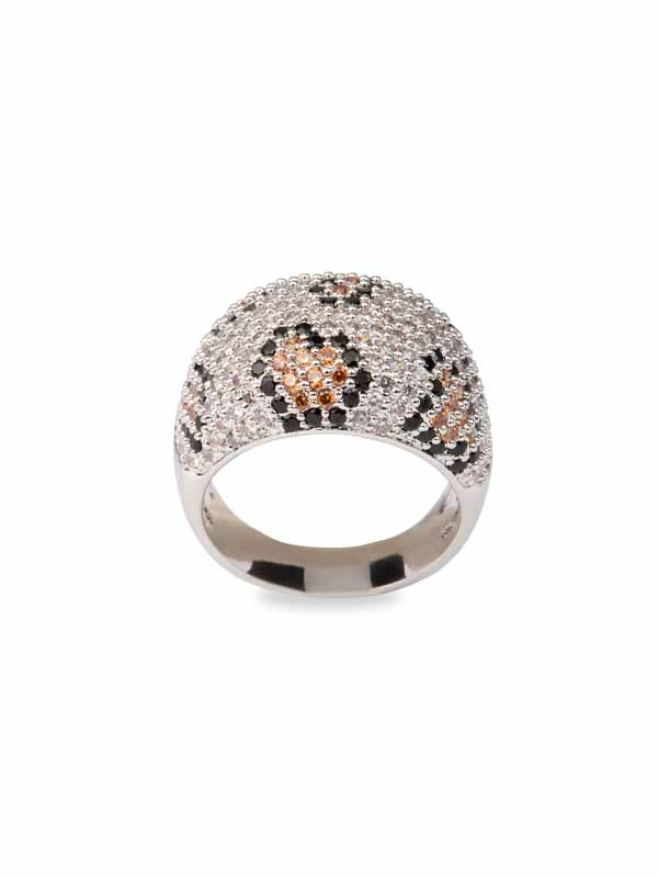Lyxig silverring med stenar som bildar ett leopardmönster.