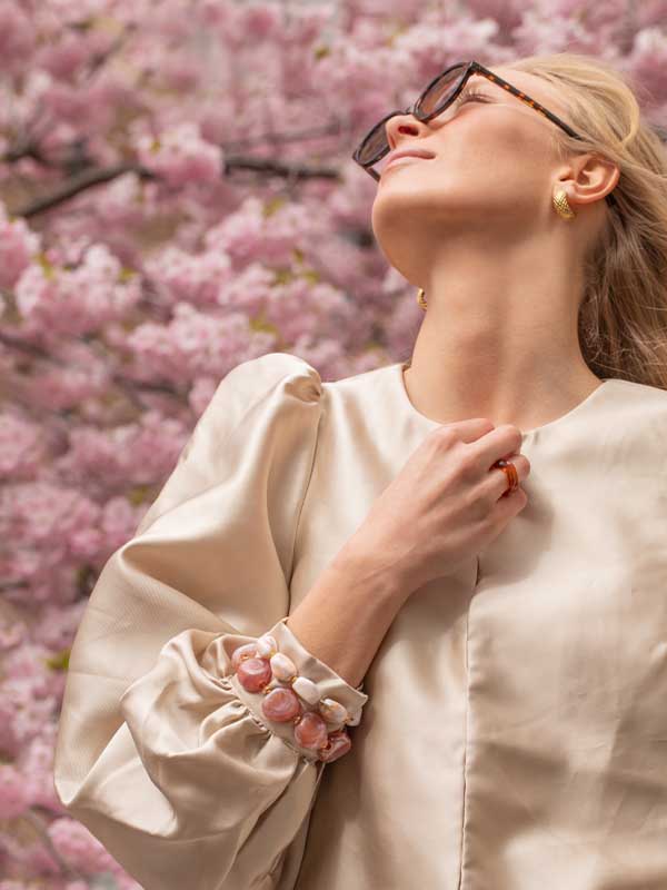 Brunmelerat armband i resin.