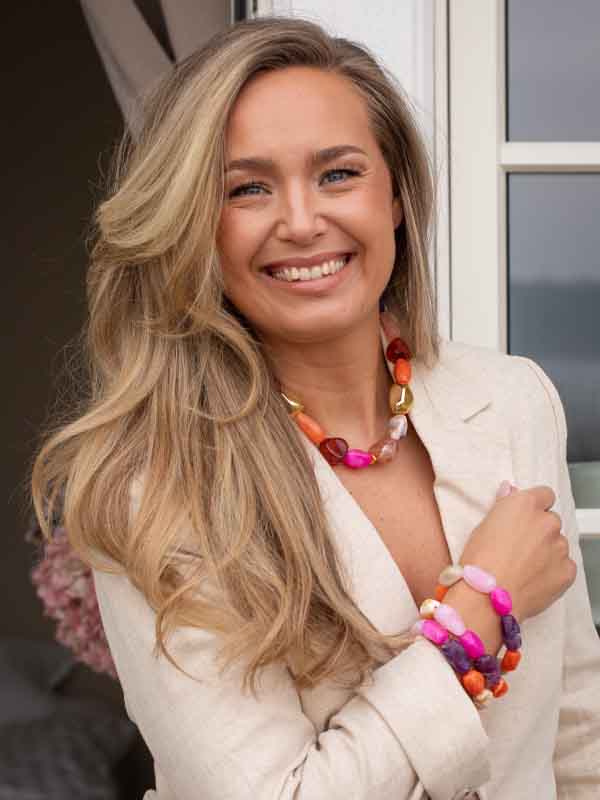 Ett multifärgat statement halsband.