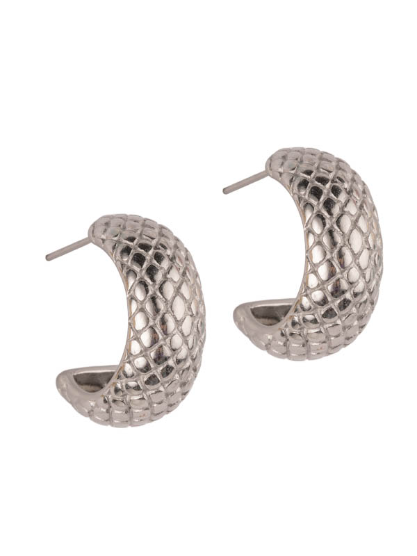 Ett par silverhoops örhängen med mönstrad yta.