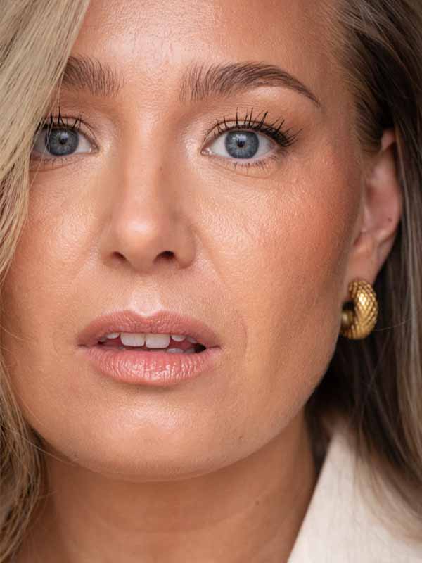 Guldhoops med mönstrad yta.