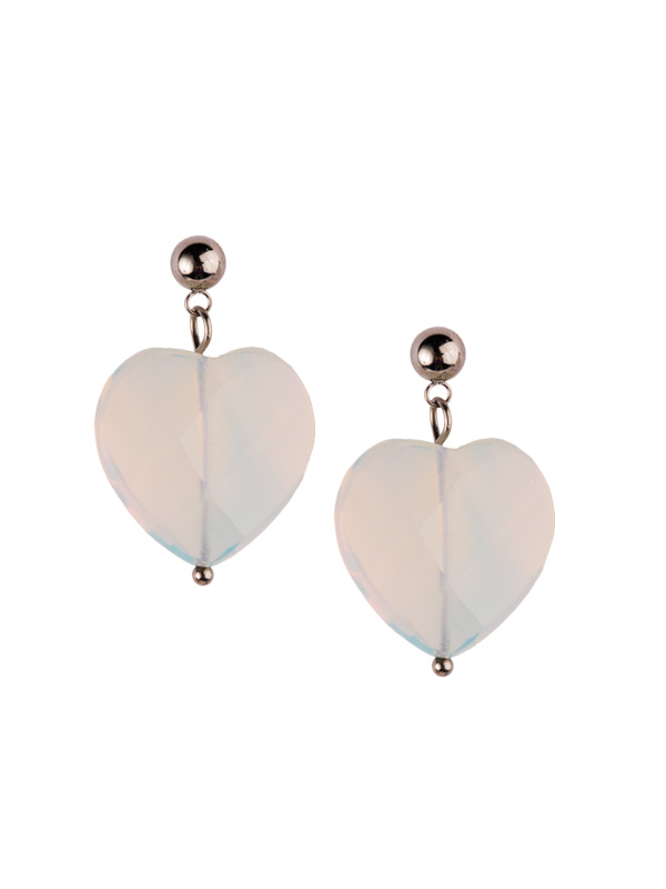 Ett hjärtörhänge i glas med en kultopp.